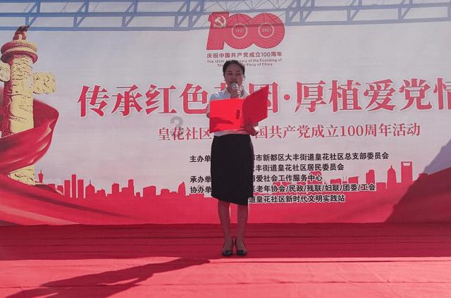 “豹平安”来了！大连斑海豹与冬泳者同游